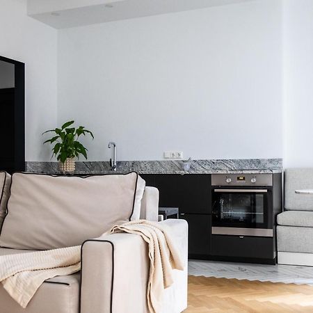 Miro Rooms French - Quiet Chic, Free Private Parking รีกา ภายนอก รูปภาพ