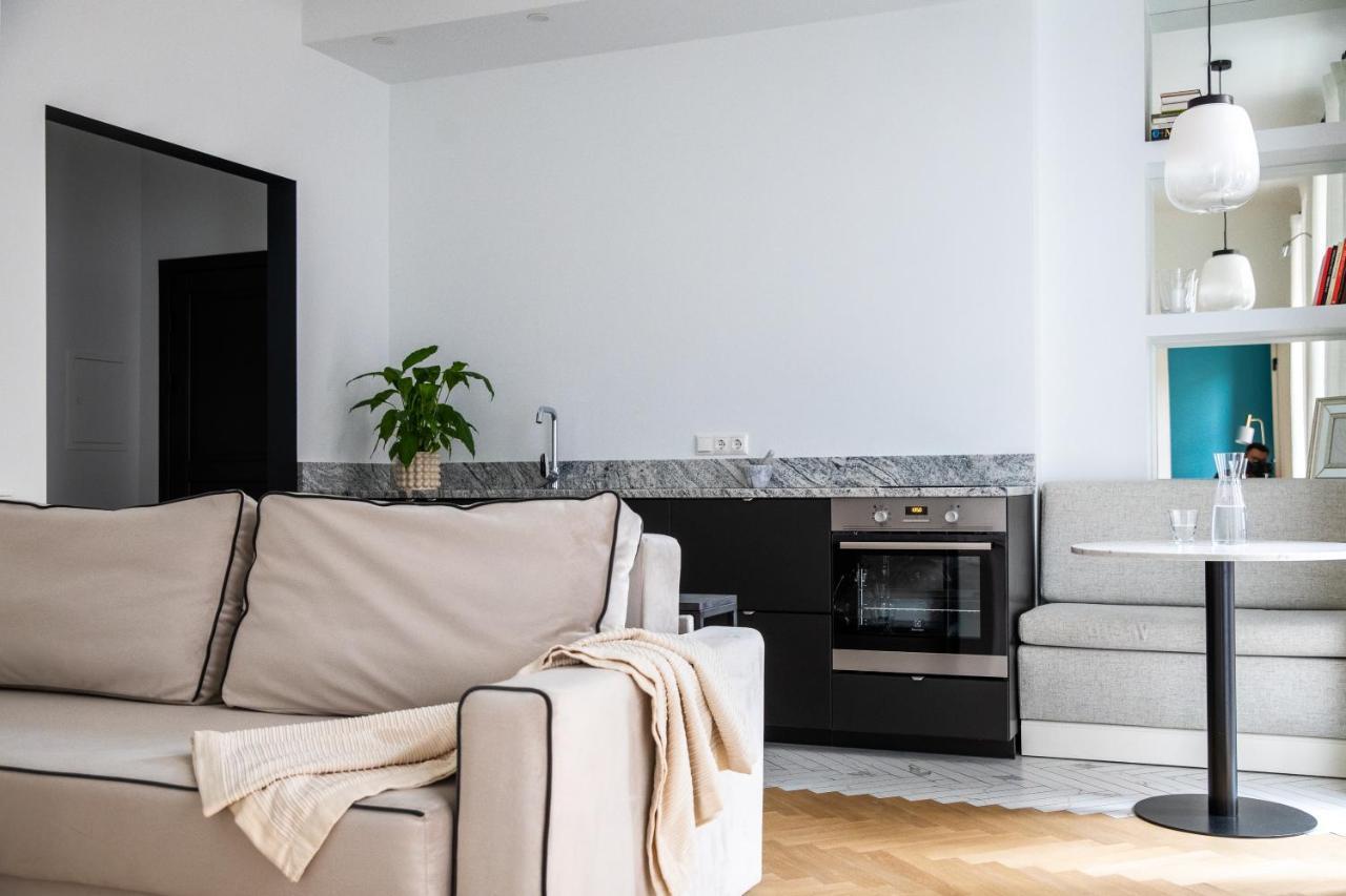Miro Rooms French - Quiet Chic, Free Private Parking รีกา ภายนอก รูปภาพ